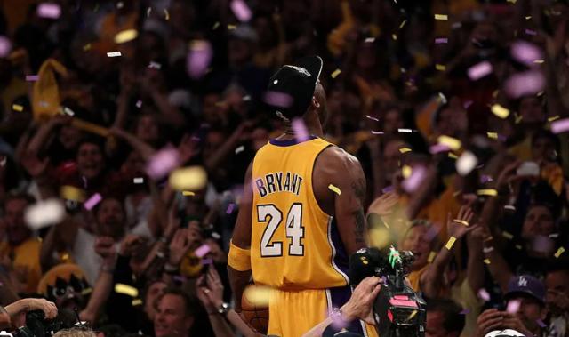 体育平台-退役詹姆斯球衣引众怒：科比雕像还要我们等多久？